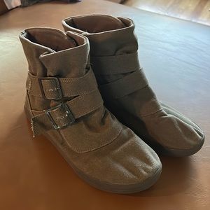 Women’s size 9 tan low casual boots